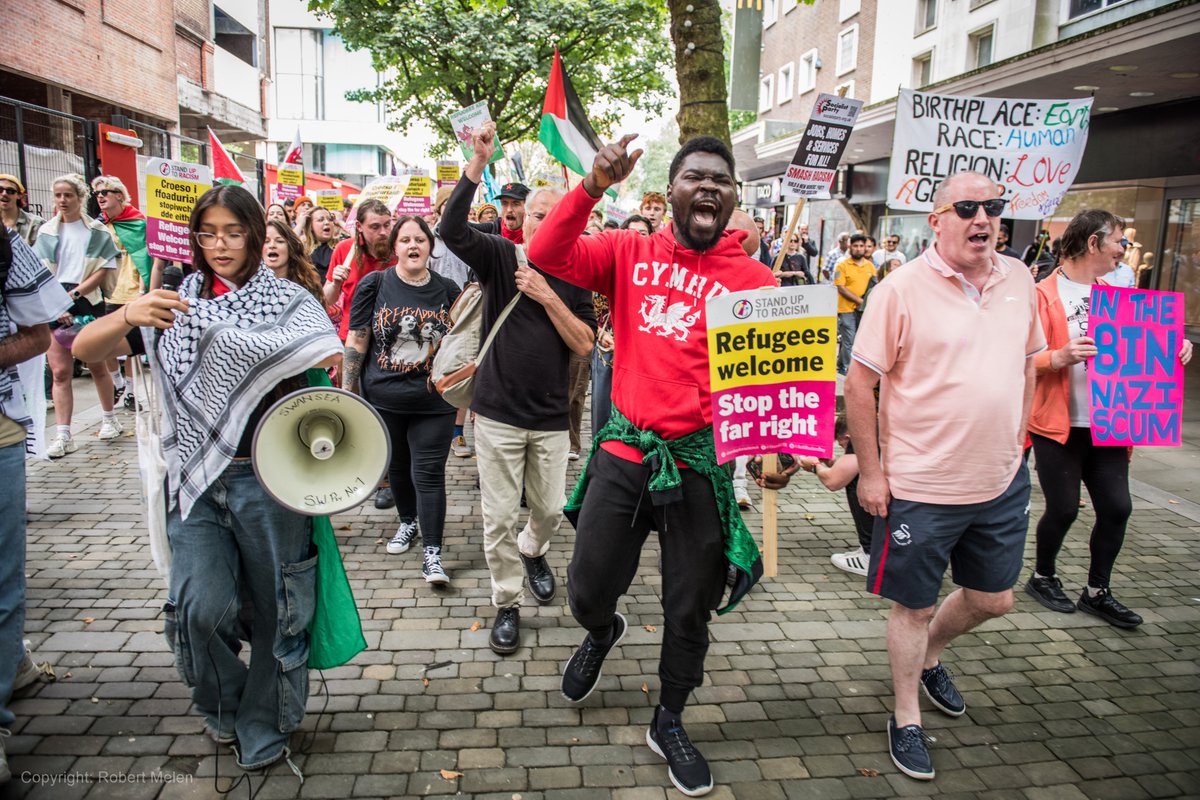 A counter far-right protest in Swansea today organised by Stand up to Racism - More pictures/Photoblog - robs-blog.co.uk/blog-posts/sto…