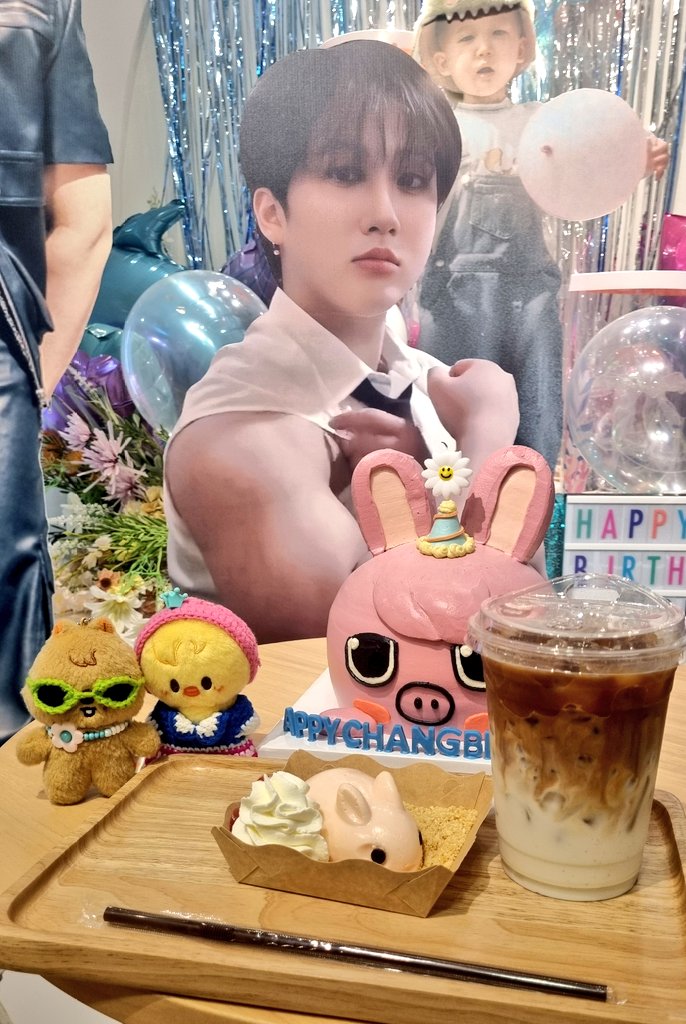 Janjanju1's tweet photo. เฟ่น่ารักมาก ผู้จัดก็น่ารัก จอยสุด ขอบคุณที่จัดเฟ่นะคับ เยิฟๆๆ ฮีลใจฮีลร่างกายวันเหนื่อยๆได้มากเลยคับ🥰🩷💝  #FlyHighWithChangbin https://t.co/zgZTpScjfq