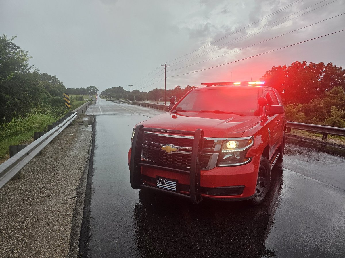 cedar_fd's tweet photo. CCFD assisted SFD and @ClevCoSheriff with water rescues this morning on Slaughterville Road. Everyone is Code 4. For the people in the back. DO NOT DRIVE INTO WATER THAT IS COVERING THE ROAD...Not sure why that is so hard to understand. https://t.co/hW4lwopDIe