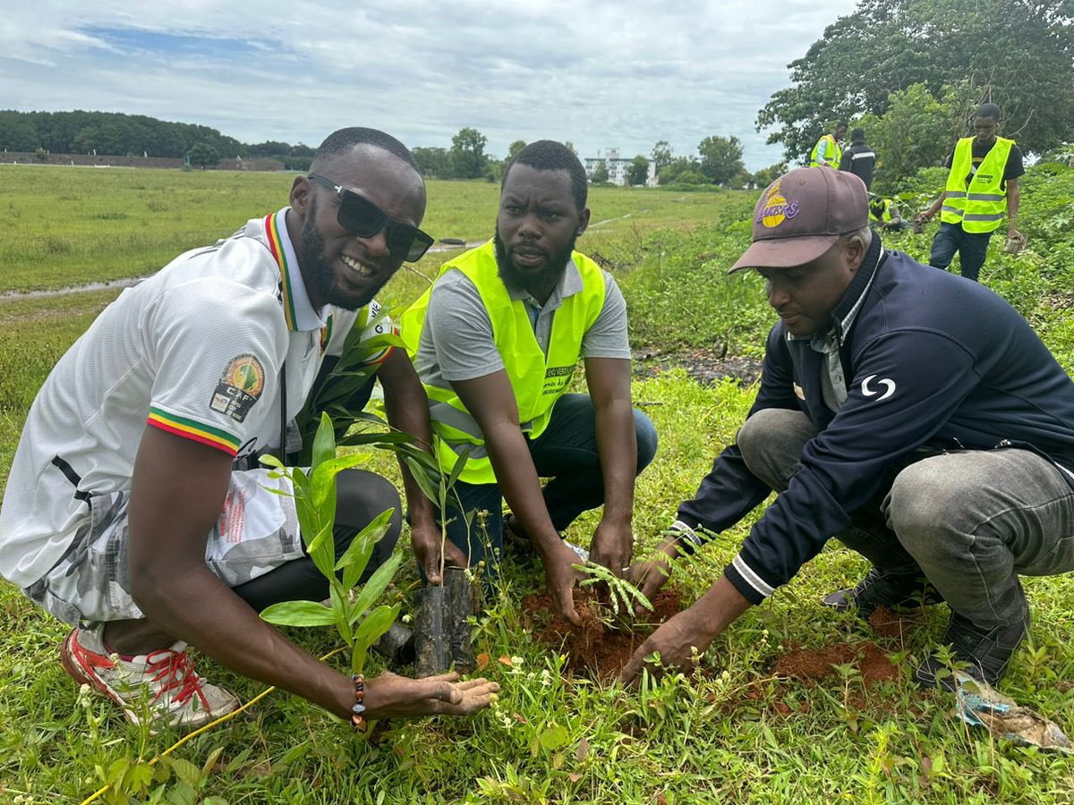 Msbahhh's tweet photo. Félicitations à l’équipe de @WeekeendvertLabe aux autorités locales, aux agents des eaux et forêts, à la filière bois de Labé et à tous ceux qui ont aidé à la réussite de ce projet. 🙏🙏🙏 https://t.co/7iTDp3eIU9