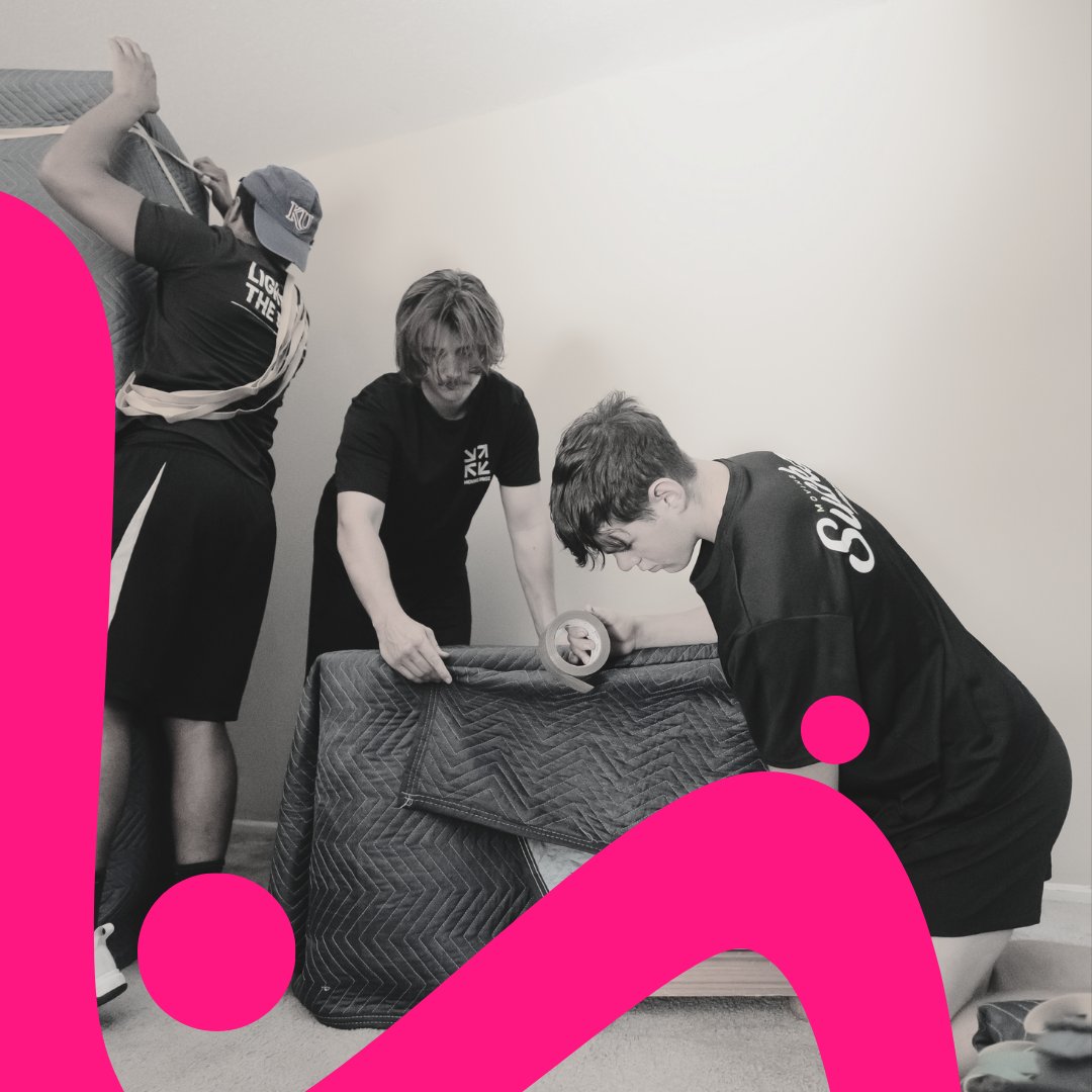Movingproz's tweet image. #LightenTheMove 🚚

We heard your 5-star reviews and now our movers are strutting around like rock stars! 🎸🌟 

#MovingProz #ProfessionalMovers #MovingDayMagic #MovingDay #DenverMovers #MovingService #MoversLife #BestMovers #Movers #MovetoDenver #KansasCityMovers 🚛🏠