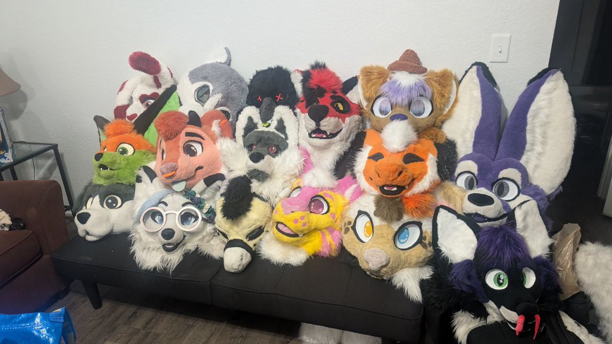 Yall wanna see what $25,000+   dollars looks like? >:P