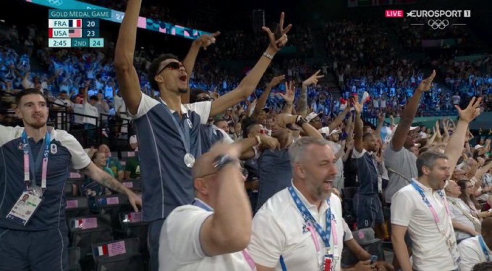 L’équipe de France masculine en folie dans les tribunes pour la finale des filles. Ça paraît anodin… mais c’est pas le cas dans tous les sports collectifs. Bravo à eux. 👏🏻