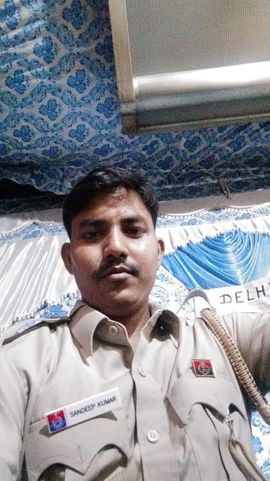 ashrafseraj1985's tweet photo. @DelhiPolice महोदय यह दिल्ली पुलिस में हैं और यह समुदाय विशेष के खिलाफ नफरत का माहौल बना रहे हैं और पुलिस की गरिमा को नुकसान पहोचा रहे हैं किर्पया संज्ञान ले और उचित कार्यवाही करें 
धन्यवाद सर् https://t.co/zgpESr0Oh2