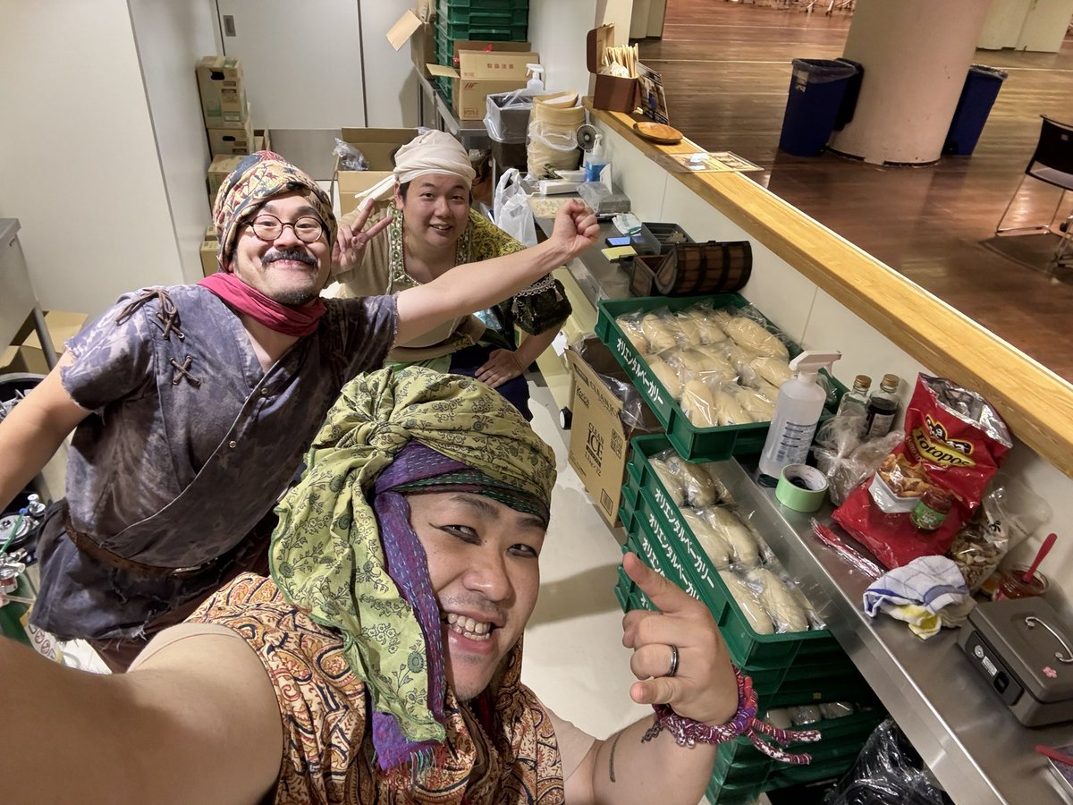 hama_danosakaba's tweet photo. ライファンありがとうございました！！
頑張って作って行った骨つき肉🍖
全て完売しましたー＼(^o^)／🍖🍖🍖
本当にありがとうございました✨✨

あまりにもキッチンの中が戦場すぎて笑うしかなかった笑笑
共に戦った歴戦の戦士たちに本当感謝です！！！！！
これしか写真撮れんかった笑
#ライファン https://t.co/2gcoOdqsBP