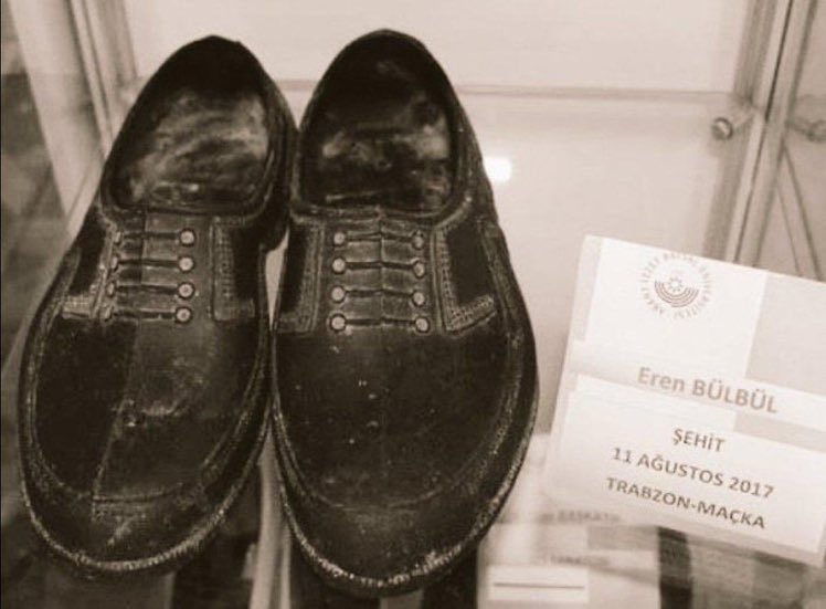 Şehitlerimiz sıvası olmayan evlerden çıkıyor . 
Soru şu : Zor zamanlardan geçen bu insanlarda “ bugünümüzde çok şükür Vatanımız sağolsun “ deyip bu vatan sevgisiyle coşarken niye lüks hayata yaşayan kişilerde bu yok ? 
Bir terslik var bu işte . 
#ErenBülbül 
#iyikivarsınEren