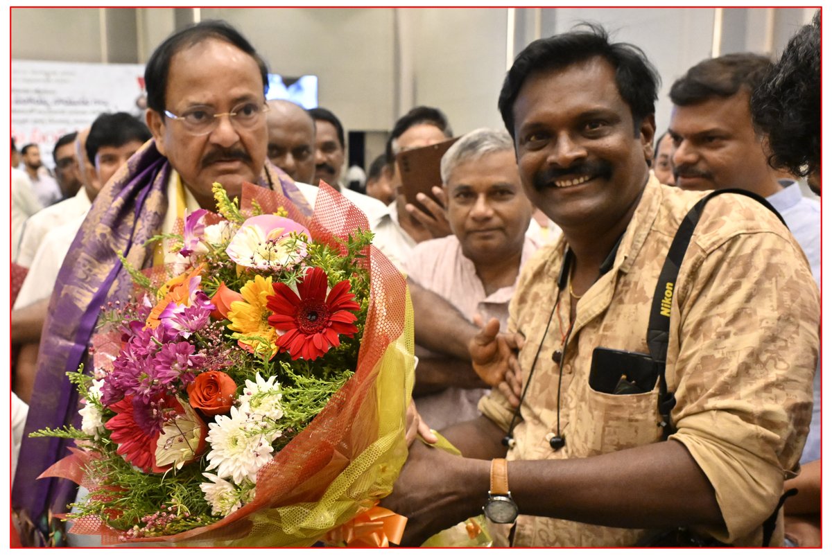 hindugnr1's tweet photo. A memorable day with Former Vice President of India M. Venkaiah Naidu during the his 75th birth day Celebrations. https://t.co/5DGk9Vu9Cf