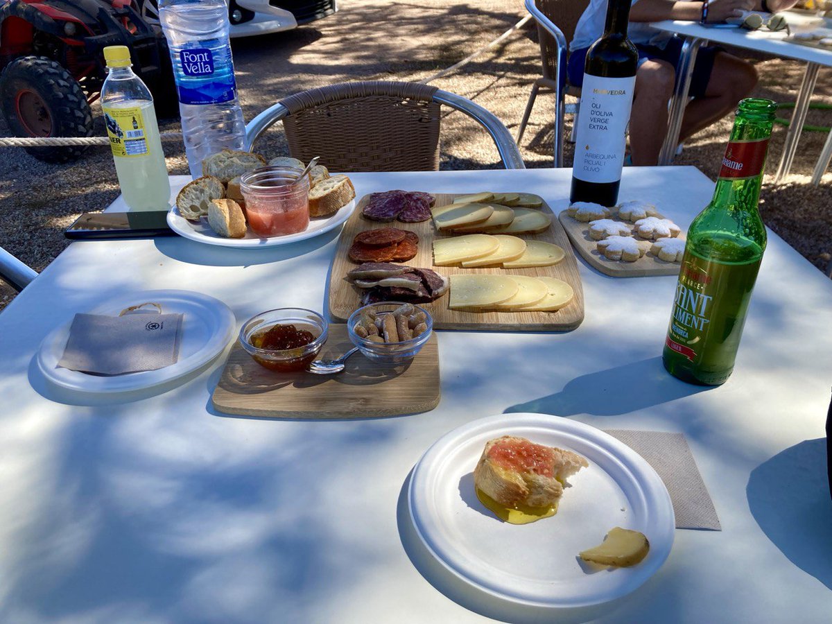 SaborYViaje's tweet photo. Visitamos https://t.co/6ezS5IxYjc en Menorca, donde disfrutamos de una gran experiencia:

🚜 Visitamos la finca y conocimos a los animales
🧀 Hicimos nuestro propio queso
🍽️ Disfrutamos de una degustación

La calidad y el sabor de los quesos, EXPECTACULARES! https://t.co/BcjP8qYPym