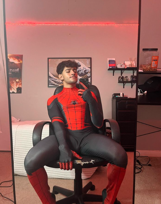 Type ''send'' if you want spidey pics in your dms 🕸️