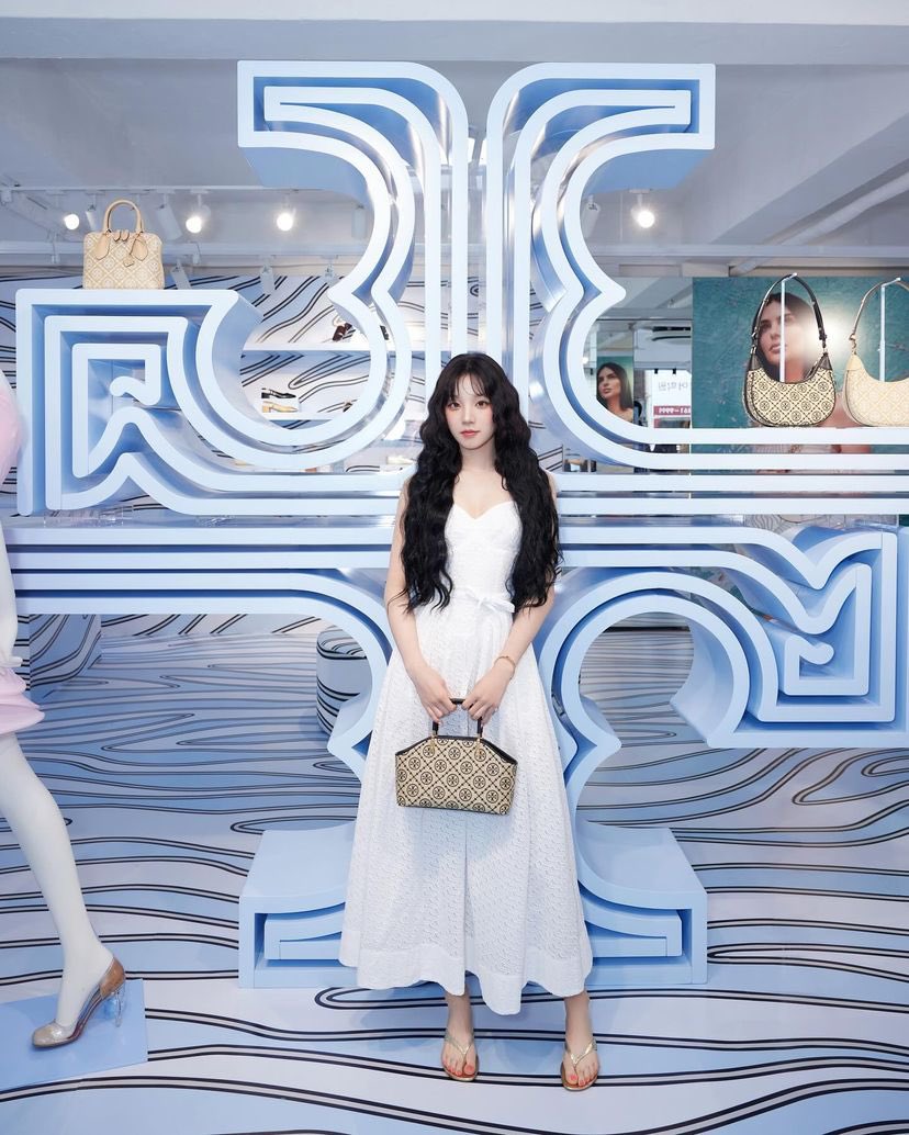 i_dleph's tweet photo. [📸] 20240802 yuqisong.923 Instagram Update

Thank you for inviting me😍
Come and get ur summer capsule items before Aug 11😜
#ToryBurch #DestinationAnywhere @toryburch

🔗 https://t.co/fbRntLpkDF

#여자아이들  #GIDLE
#우기 #YUQI #宋雨琦 https://t.co/LWh5uEn62z