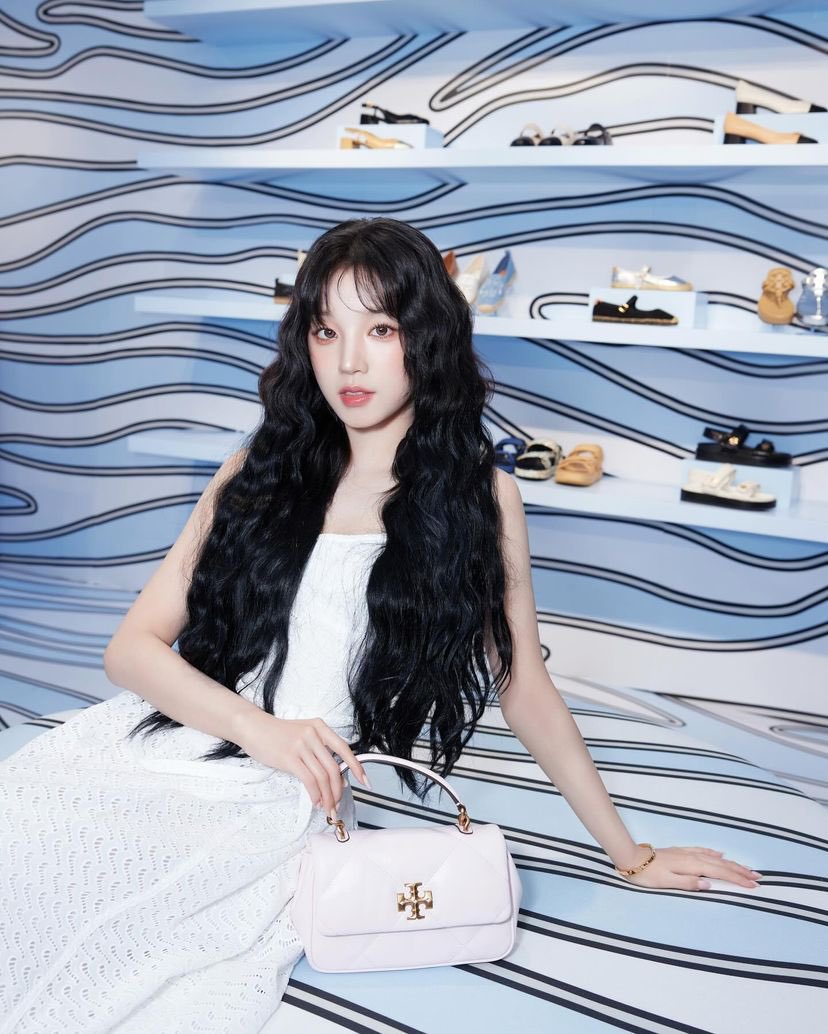 i_dleph's tweet photo. [📸] 20240802 yuqisong.923 Instagram Update

Thank you for inviting me😍
Come and get ur summer capsule items before Aug 11😜
#ToryBurch #DestinationAnywhere @toryburch

🔗 https://t.co/fbRntLpkDF

#여자아이들  #GIDLE
#우기 #YUQI #宋雨琦 https://t.co/LWh5uEn62z