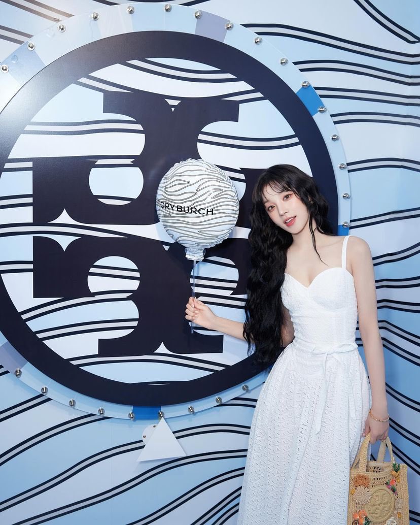 i_dleph's tweet photo. [📸] 20240802 yuqisong.923 Instagram Update

Thank you for inviting me😍
Come and get ur summer capsule items before Aug 11😜
#ToryBurch #DestinationAnywhere @toryburch

🔗 https://t.co/fbRntLpkDF

#여자아이들  #GIDLE
#우기 #YUQI #宋雨琦 https://t.co/LWh5uEn62z