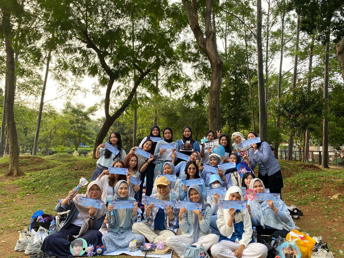 tme_land's tweet photo. Terima kasih teume yg udah piknik bareng buat rayain annive trejo 🩵💎🩵💎 https://t.co/p7juyk0PwK