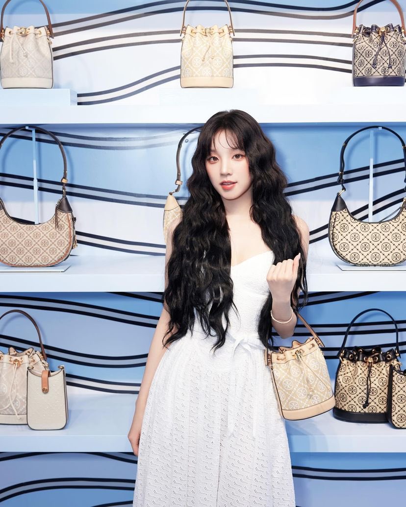 i_dleph's tweet photo. [📸] 20240802 yuqisong.923 Instagram Update (2)

Thank you for inviting me😍
Come and get ur summer capsule items before Aug 11😜
#ToryBurch #DestinationAnywhere @toryburch

🔗 https://t.co/fbRntLpkDF

#여자아이들  #GIDLE
#우기 #YUQI #宋雨琦 https://t.co/viN982A2GD