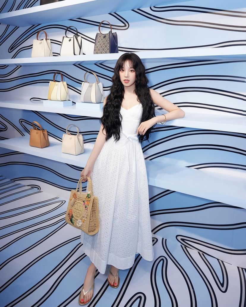 i_dleph's tweet photo. [📸] 20240802 yuqisong.923 Instagram Update (2)

Thank you for inviting me😍
Come and get ur summer capsule items before Aug 11😜
#ToryBurch #DestinationAnywhere @toryburch

🔗 https://t.co/fbRntLpkDF

#여자아이들  #GIDLE
#우기 #YUQI #宋雨琦 https://t.co/viN982A2GD