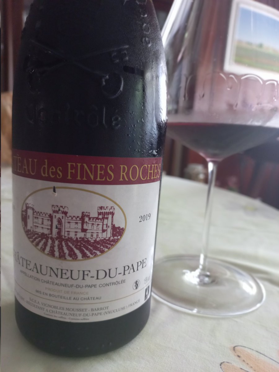 susublanca's tweet photo. Rubí intenso, fresas ácidas,  ligereza,  a pesar de los 15 grados que no se notan y un final algo amargo. Oh la la!! #rodano
#chateauneufdupape #garnacha 
#lavidaesparabeberla✌️ https://t.co/li7JE7fVXP