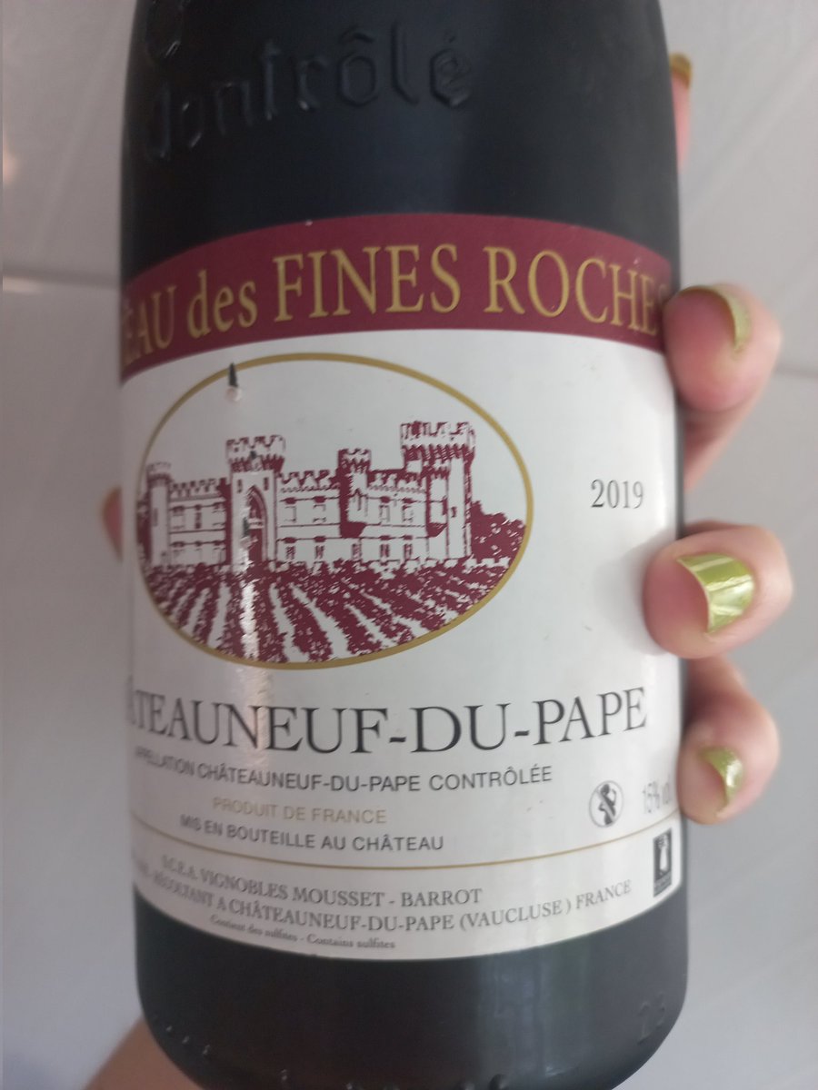 susublanca's tweet photo. Rubí intenso, fresas ácidas,  ligereza,  a pesar de los 15 grados que no se notan y un final algo amargo. Oh la la!! #rodano
#chateauneufdupape #garnacha 
#lavidaesparabeberla✌️ https://t.co/li7JE7fVXP