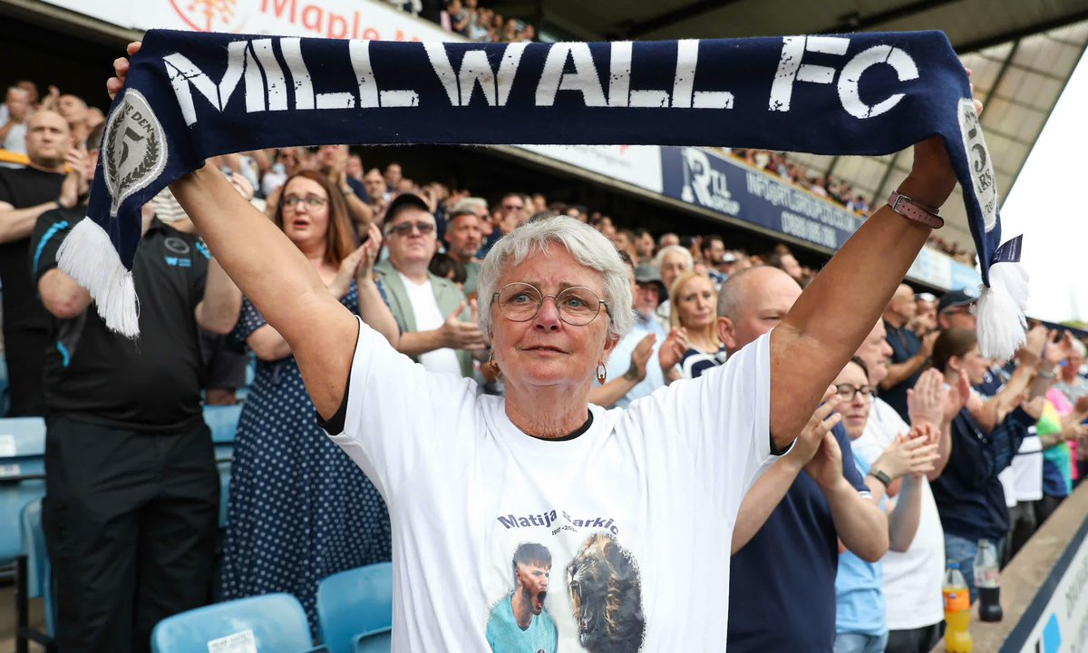 tribundergi's tweet photo. Watford maçında Millwall tribününde, geçen Haziran ayında hayatını kaybeden kulübün eski kalecilerinden Matija Sarkic’e adanmış bir tshirt giyen ve elinde atkısıyla yaşlı bir Millwall taraftarı. (📷 Guardian) https://t.co/33brIdxPfy
