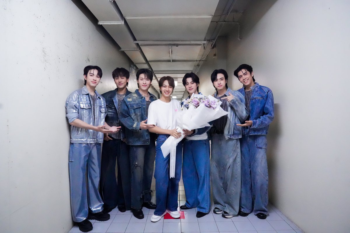 PROXIE_Official's tweet photo. พวกเรา #PROXIEth ขอแสดงความยินดีกับ @CwrNew สำหรับคอนเสิร์ตเดี่ยวครั้งแรกด้วยนะครับ

เป็นเกียรติของพวกเรามาก ๆ ที่ได้ร่วมเป็นส่วนหนึ่งในคอนเสิร์ตครั้งนี้ของ #NuNew
หวังว่าทุกคนจะชอบโชว์ของพวกเรานะครับ🫶🏻

#NuNew1stConcertDay2
#bROTHERSMUSIC https://t.co/C0Q6wlWxlQ