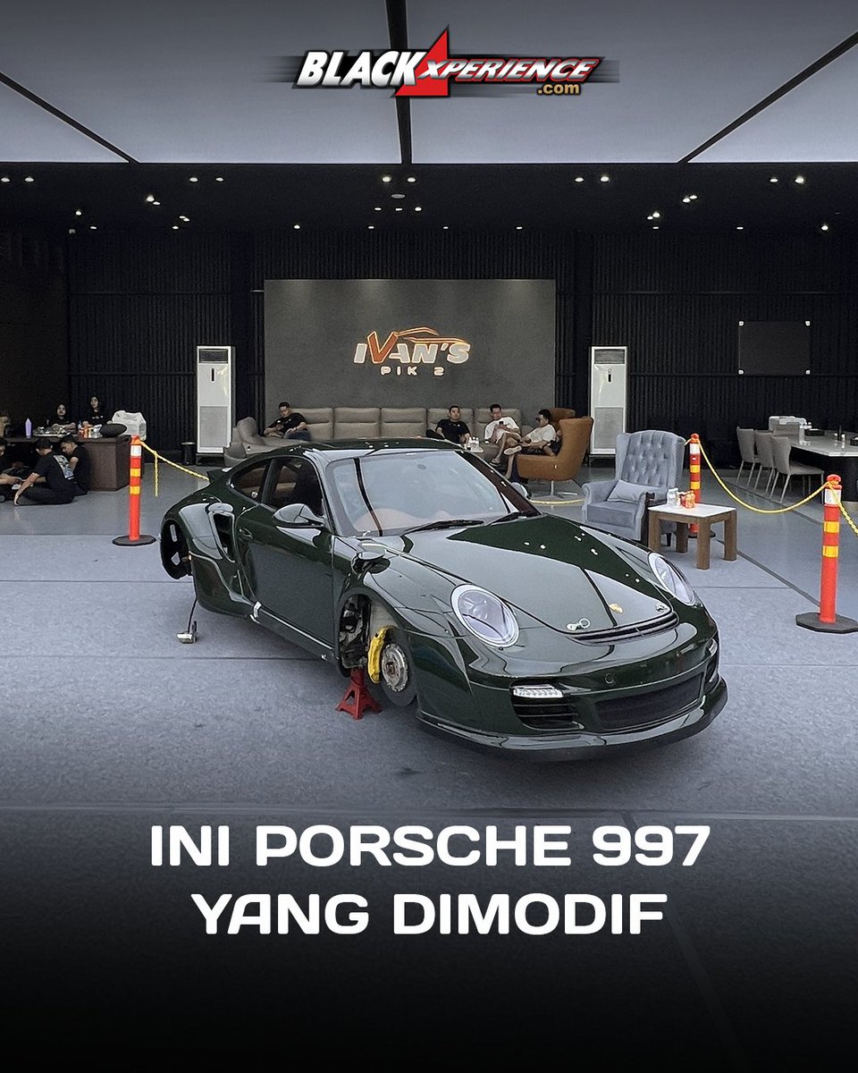 blackxperience's tweet photo. Yaa kira-kira begini lah, suasana RWB 012 hari ini di @ivansmotor_official &amp; @thebakajin 👌🏻
Yang penasaran kayak gimana, langsung aja gas geser slide-nya!
#Blackxperience #BlackAuto #AkiraNakai #Porsche997 https://t.co/JEa6uvijzc
