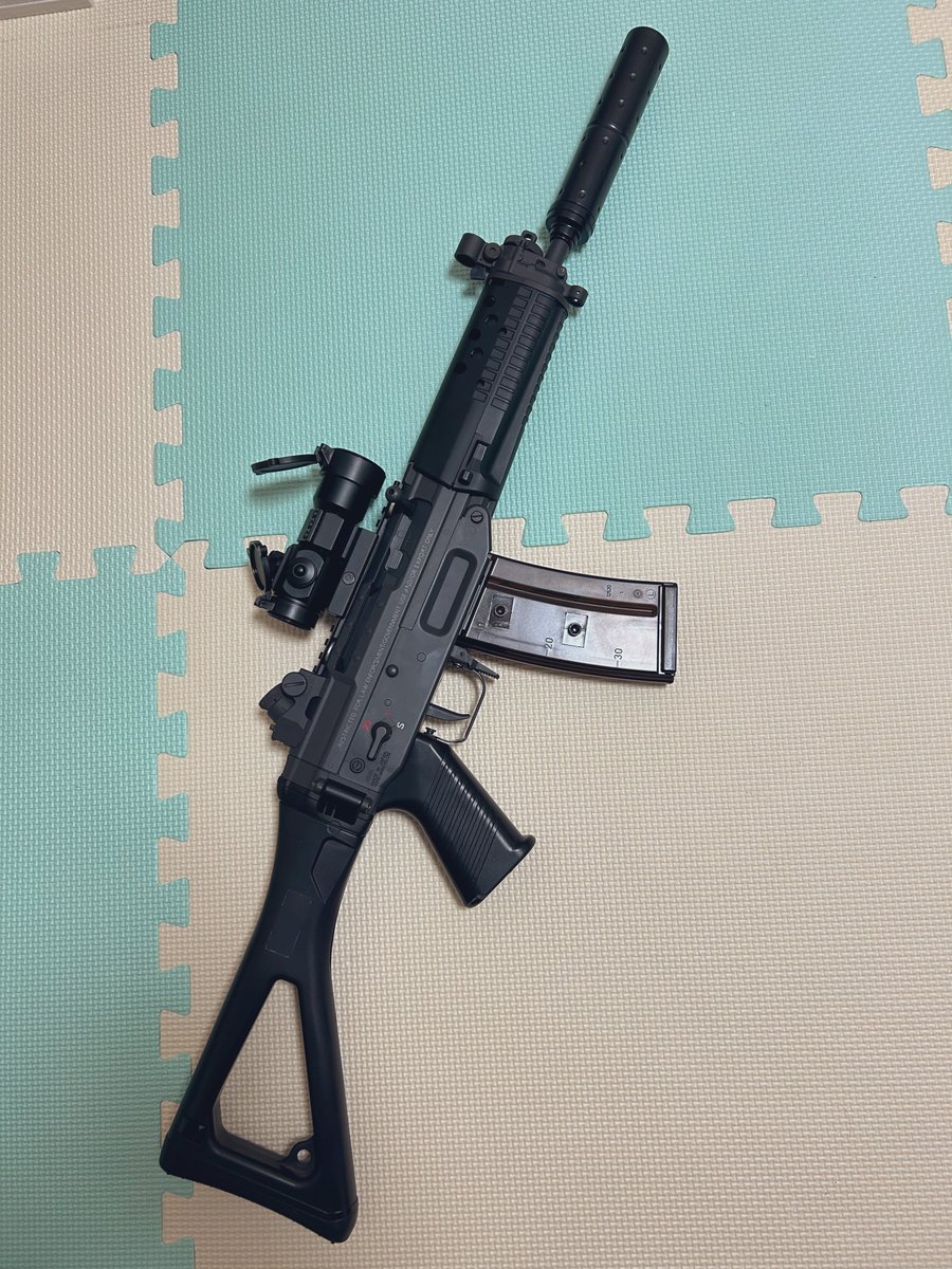 pixy2899's tweet photo. ローマウントを引っ張り出して、着せ替えてみた☝️
こっちの方がしっくりくるね☺️
家族寝静まった夜中に、テッポーのパーツを付け替えながら、宅トレはじめたヤバいおっさんはワタスです🤣
トイレと風呂場はクリアリング完了w
#SIG552
#電動ガン
#自作マウントベース
#夜な夜な宅トレ https://t.co/PUrpcbayHT