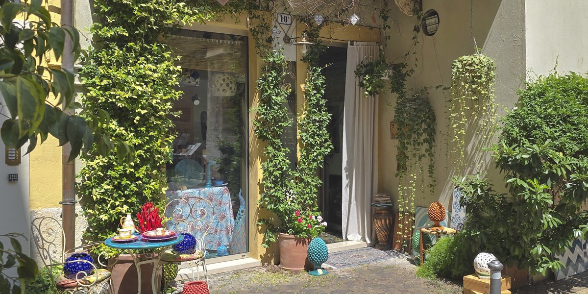 Benedetti1957's tweet photo. 🌴 Happy Holidays! 🌴

Showroom (Via Olivé 56 VR)
- We reopen on August 26th

Boutique (Corte Sgarzarie 10A VR)
- We reopen on August 19th

---

🌴 Buone vancanze! 🌴

Showroom (Via Olivé 56 VR)
- Riapriamo il 26 agosto

Boutique (Corte Sgarzarie 10A VR)
- Riapriamo il 19 agosto https://t.co/ysUaOnftq6