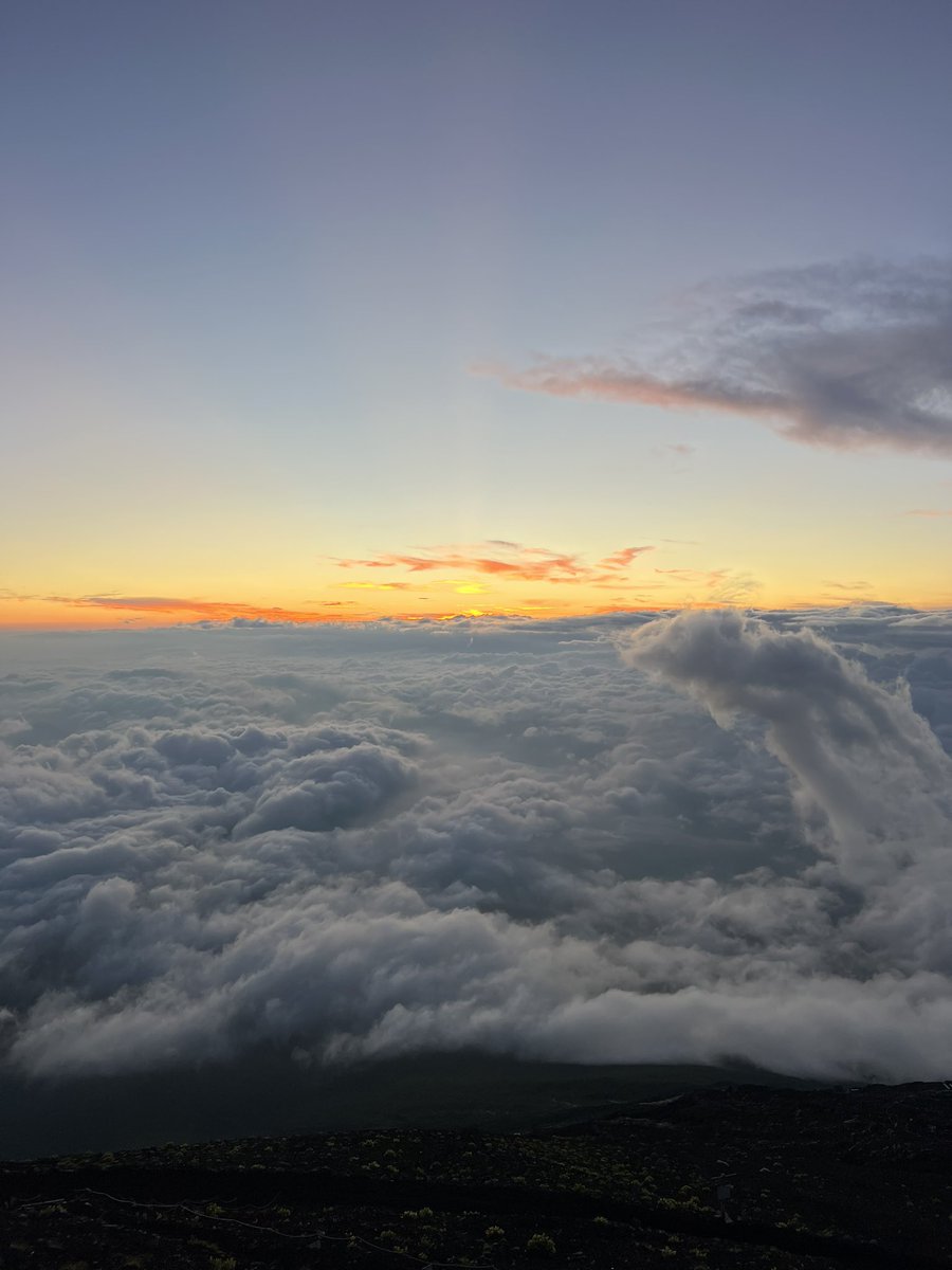 nazrin_jong's tweet photo. Misi ke Puncak Fujisan berjaya 🫡 https://t.co/BmzDRKiwVk