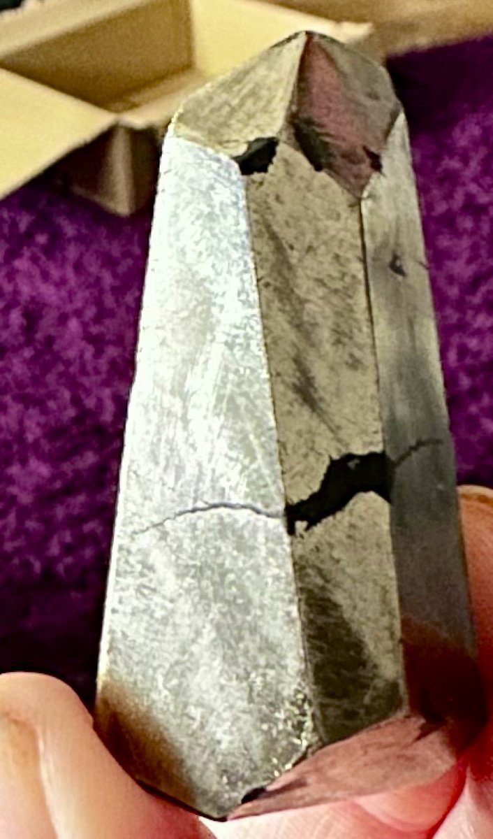 MoonChild_W333's tweet photo. #CrystalShowAndTell today is #HealersGold rare combination of #Pyrite & #Magnetite @Cosmic_Mystery0 @SnowInTheAir @StrangeDollz @MrH1987 @aaronramsey @elvira63383 @chrismp59 @RowanDriskell Iโve added some info โน๏ธ in the photos for you hope you enjoy my friends #ApacheGold https://t.co/cr061G43L6