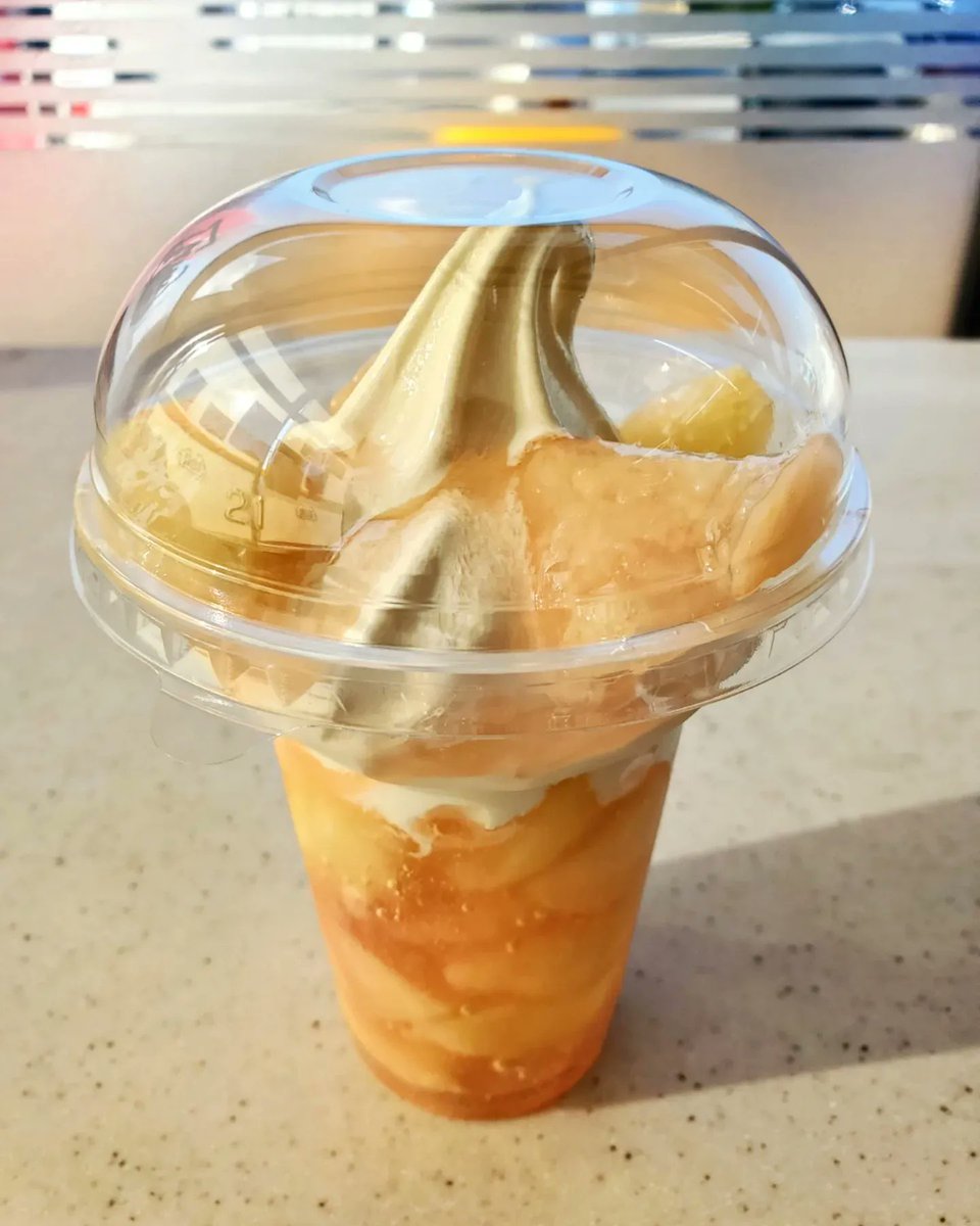 QDesler's tweet photo. ミニストップの完熟白桃パフェはマジで美味い！🍑
Ministop (convenience store) ripe white peach parfait is seriously good! 🍑 https://t.co/WssaflcZEu