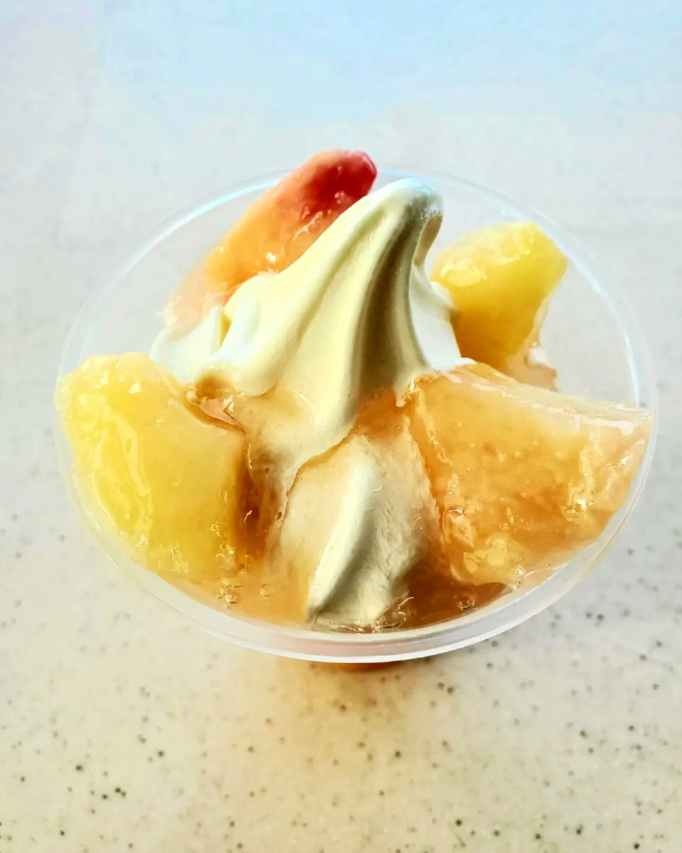 QDesler's tweet photo. ミニストップの完熟白桃パフェはマジで美味い！🍑
Ministop (convenience store) ripe white peach parfait is seriously good! 🍑 https://t.co/WssaflcZEu