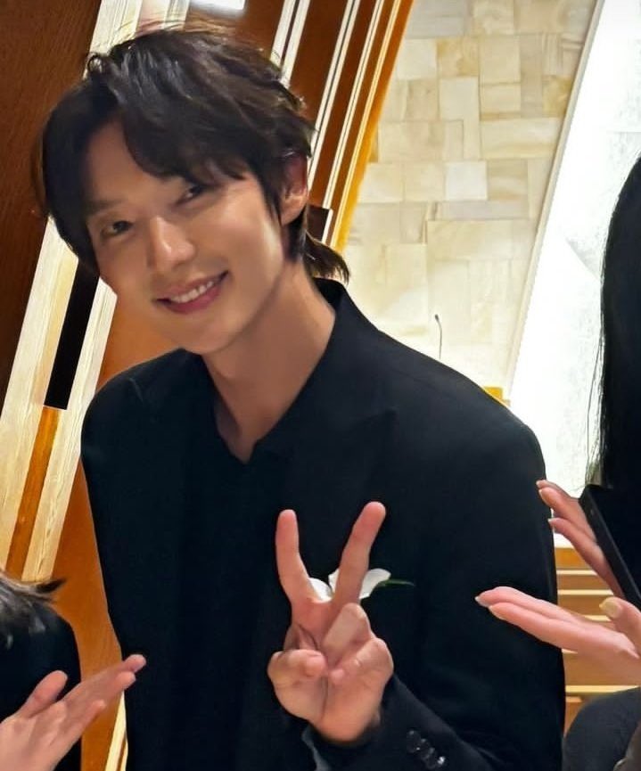 dailyactorjg's tweet photo. I know how to recognize long hair when I see one ☝🏻 https://t.co/ejgAIgsSLe
