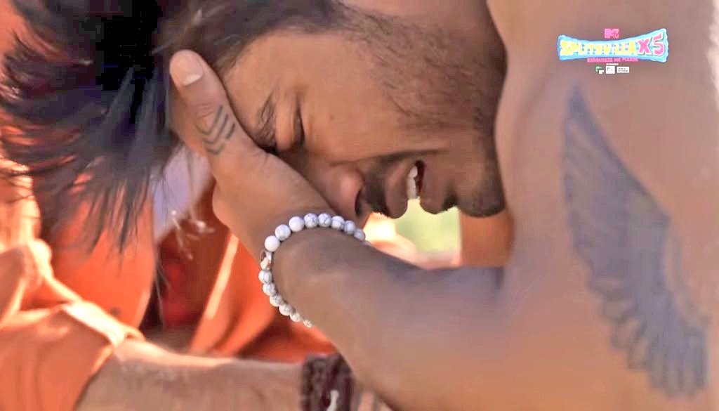 growing_wingss's tweet photo. "Why are you crying it's just a photo" 

Meanwhile the photo :- 🥲💔
OUR WINNER DIGVIJAY 
#DigvijayRathee #SplitsvillaX5 https://t.co/1gOGR2QTUX
