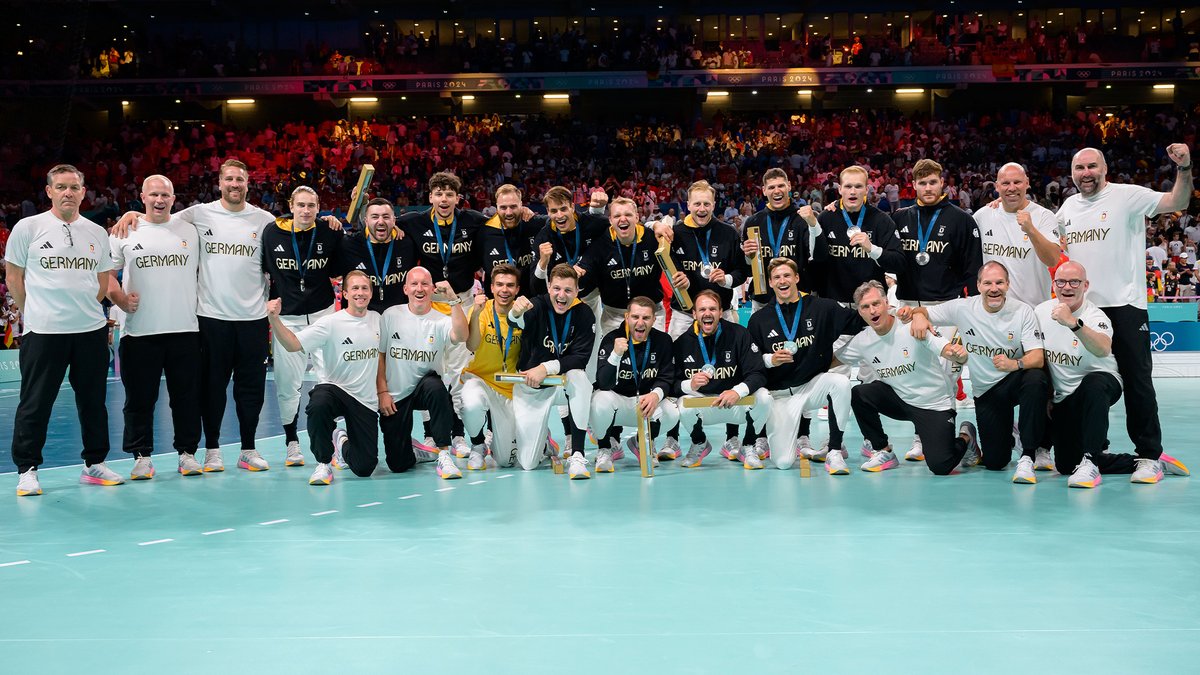 So stolz auf dieses TEAM! 🥹💯

Ihr habt die Olympia-Silbermedaille endlich wieder nach Deutschland 🇩🇪 geholt! 🥈🤩

📸 Marco Wolf #WIRIHRALLE #aufgehtsDHB #Handball #TeamD #Olympics <a href="/TeamD/">Team Deutschland</a>