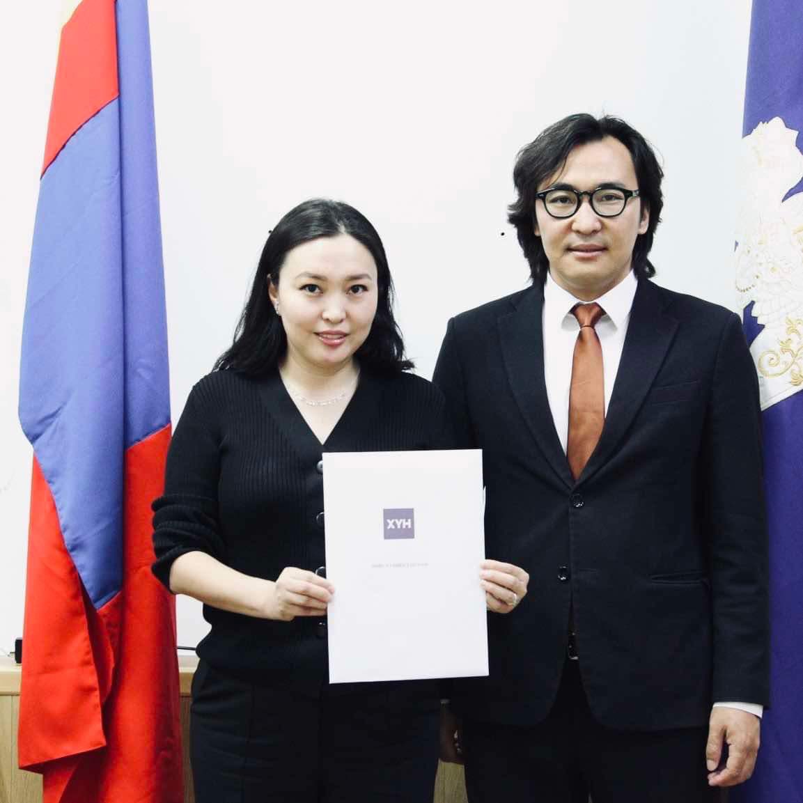 ХҮН нам Засагт эвссэнийх нь хамаг горыг Золзаяа үүрч Нийслэлийн сонгуульд орохнээ. Улс төр хатуу гэдэг хөөрхийдөө энэ хүүхнийг өрөвдчихлөө.