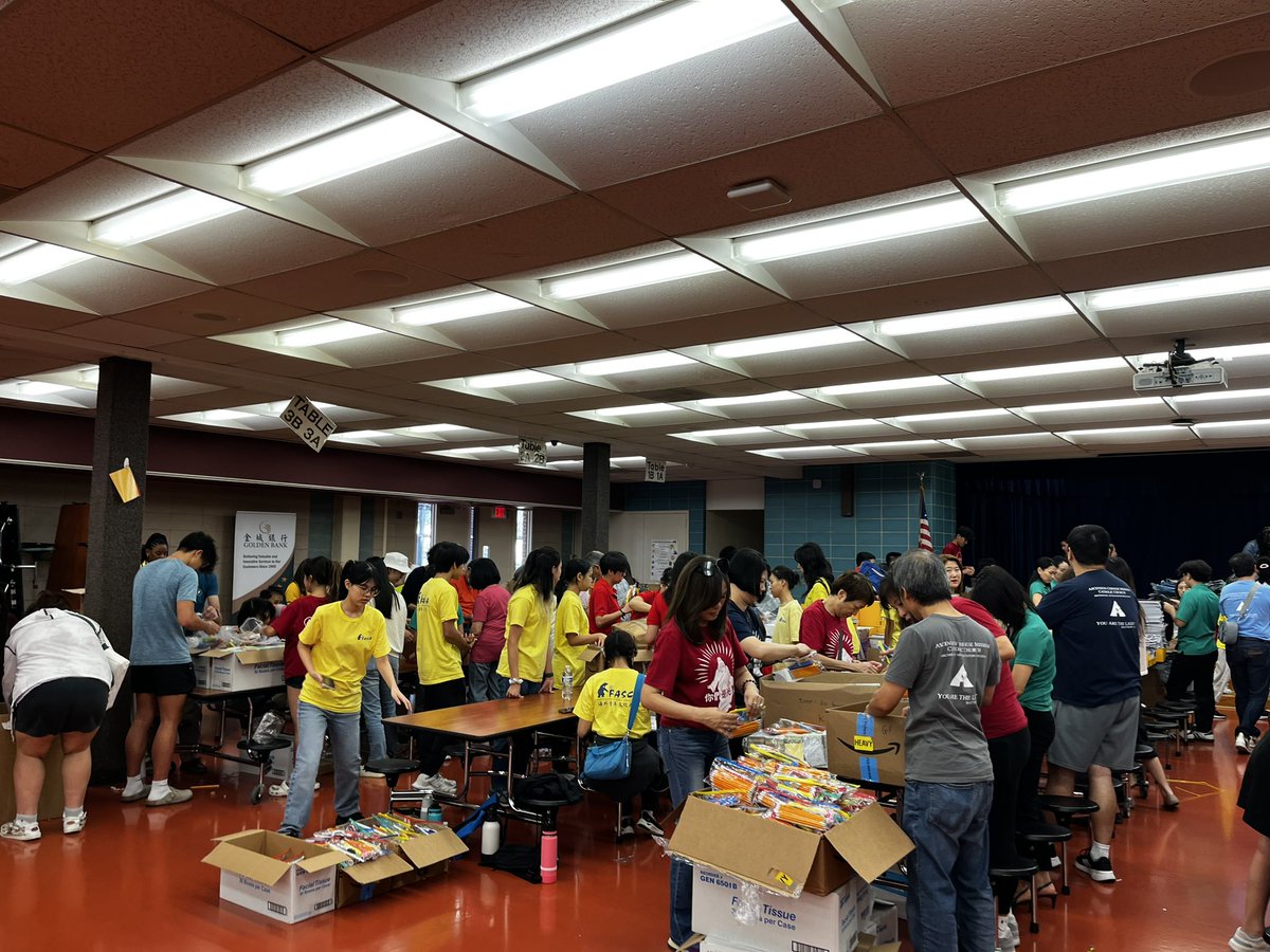 Youens_Gators's tweet photo. It was amazing preparing all the backpacks for our Gators! Serving teams are the strongest! #GatorNation #DeepDivingIntoLearning https://t.co/alyeqNH8EO