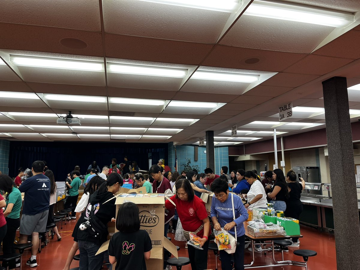 Youens_Gators's tweet photo. It was amazing preparing all the backpacks for our Gators! Serving teams are the strongest! #GatorNation #DeepDivingIntoLearning https://t.co/alyeqNH8EO