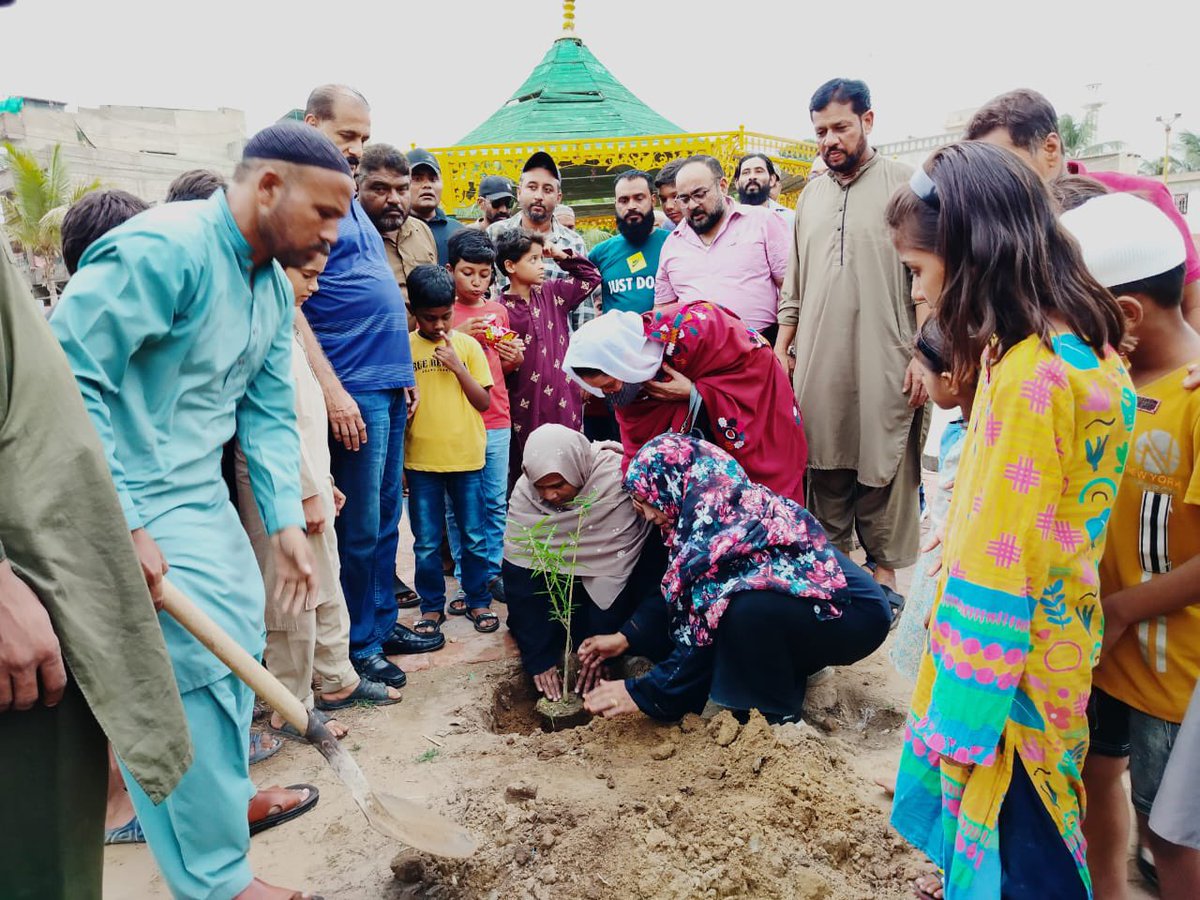 IzharulHassan's tweet photo. سیاسی آلودگی ختم کرنے کے ساتھ ساتھ فضائی آلودگی کو بھی ختم کرنے کی مہم جاری ہے ۔ 

#TreePlantationDrive #MQMPakistan #August2024 https://t.co/jgjf50WIWC
