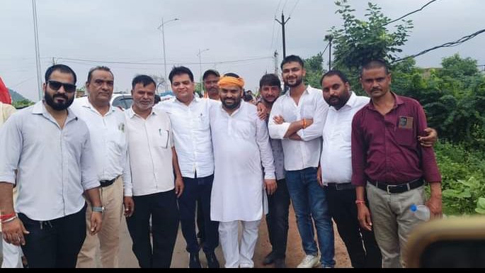 Devendrabjym's tweet photo. जय मंतेश्वर भोलेनाथ की 
राजनगर विधायक अरविंद पटैरिया जी भाईसाहब की पदयात्रा लवकुश नगर से मंतेश्वर भोलेनाथ तक ।। @ArvindPateriyaa @BJP4MP @Devendrabjym @vdsharmabjp @Pushpen49098104 @MukeshPandeyBJP @bhargav_gopal @HitanandSharma @JPNadda  @narendramodi https://t.co/ez7cCX2Iux