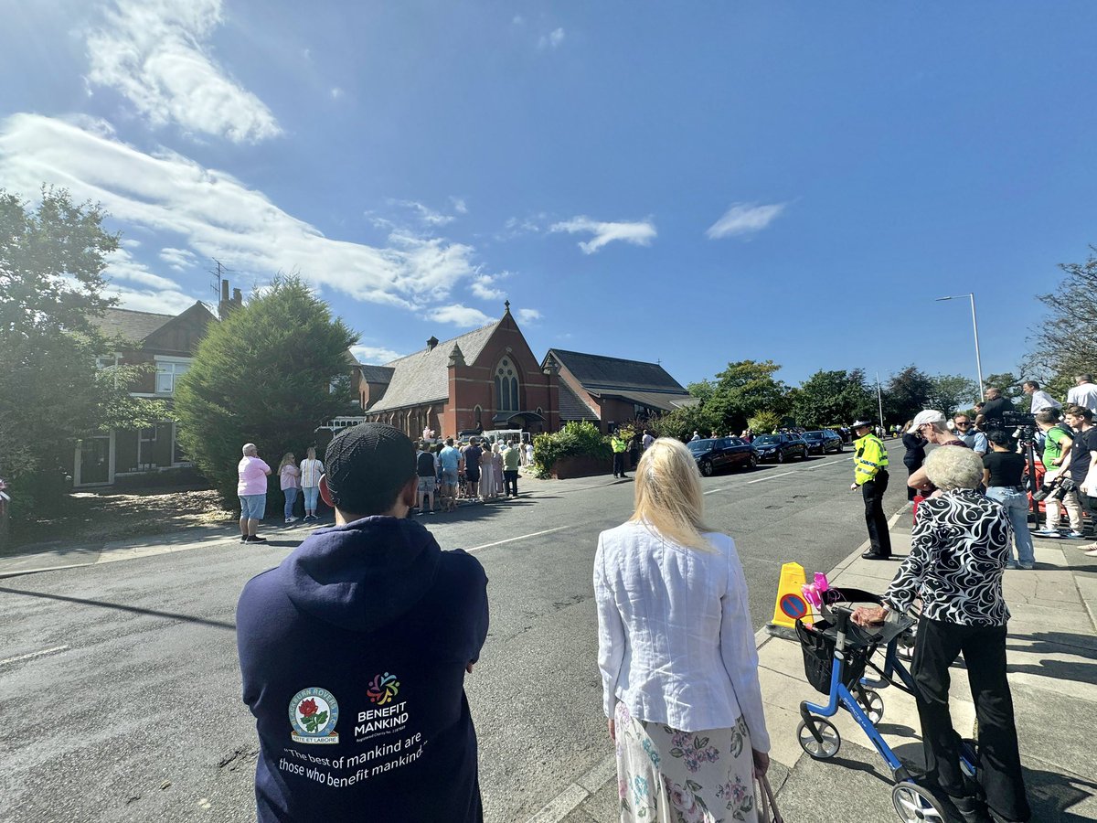 Benefit_Mankind's tweet photo. 🌹 Joined the mourners today in #Southport, paying respects and spreading love through roses. Together, we remembered nine-year-old Alice da Silva Aguiar, choosing compassion over hate. Let's keep her spirit alive! 💔❤️ #LoveOverHate #RememberAlice #RIP @Rovers https://t.co/VhhekJbsmk