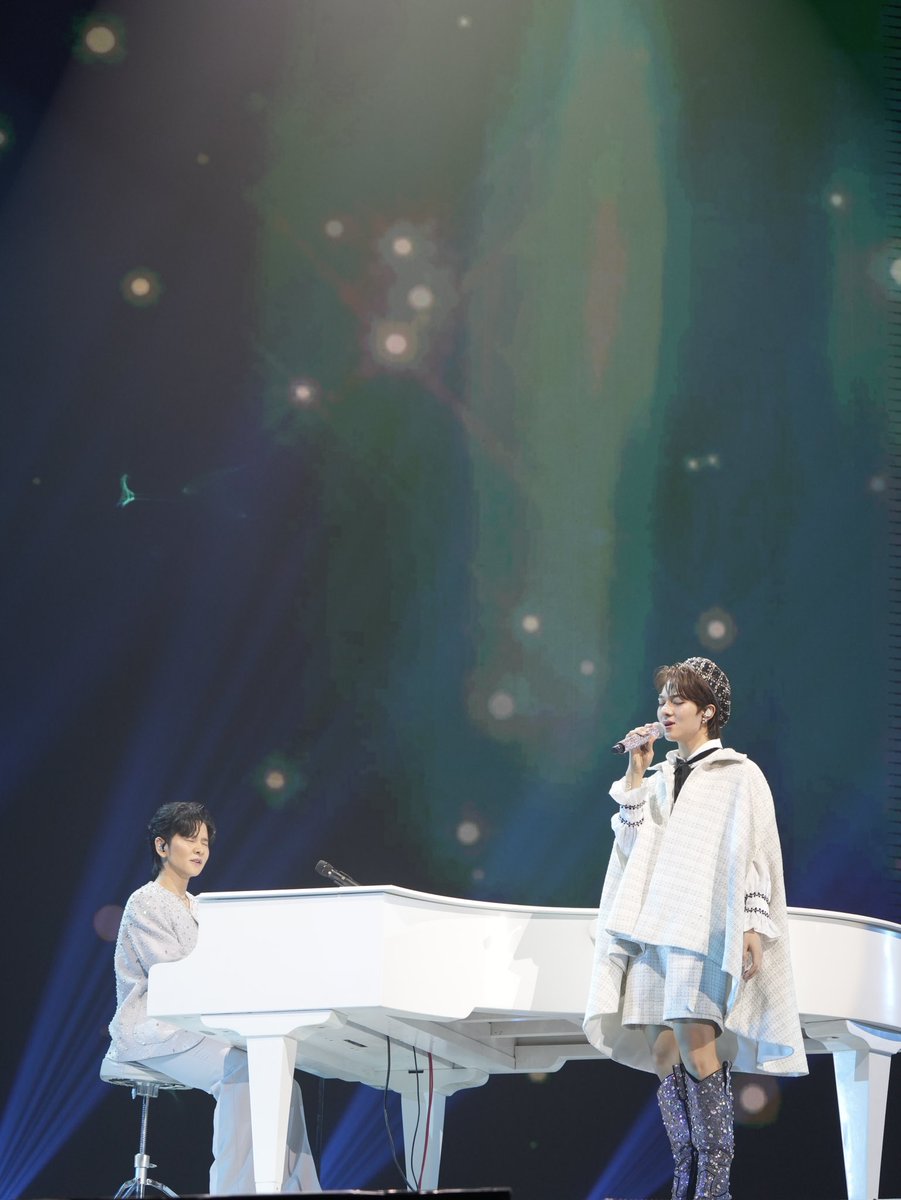 torsaksit's tweet photo. เป็นสองวันสองรอบที่ภูมิใจแทน นุนิวเก่งขึ้นทุกๆครั้งที่เจอกัน ขอบคุณที่ให้พี่เป็นส่วนหนึ่งของการเดินทางนี้นะครับ จะเป็นกำลังใจและเฝ้าดูการเต��บโตของน้องตลอดไปครับ 😊💕✌🏻🎹 
 #NuNew1stConcertDay2 @CwrNew https://t.co/f3p2MuF66l