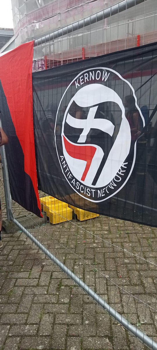 CornwallResists's tweet image. Penzance showed up in numbers to shout loud and clear - refugees are welcome here - and fascists are not!
With over 400 of us standing strong - people in Kernow made sure we continue our proud legacy of community-led, militant antifascism. 🧵