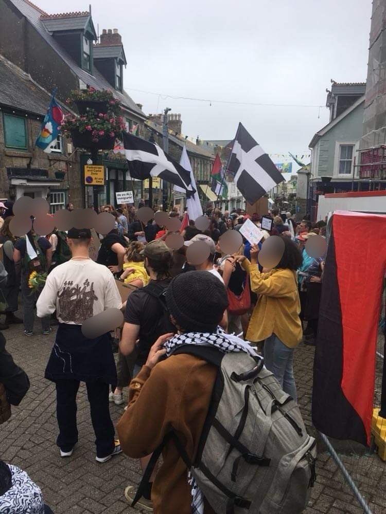 CornwallResists's tweet image. Penzance showed up in numbers to shout loud and clear - refugees are welcome here - and fascists are not!
With over 400 of us standing strong - people in Kernow made sure we continue our proud legacy of community-led, militant antifascism. 🧵