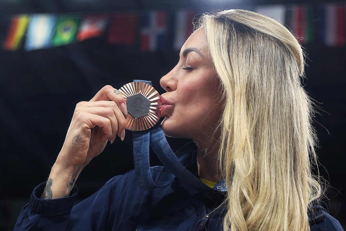 timebrasil's tweet photo. Lendária. Vencedora. Inspiração! 🥇🥇🥉

Obrigado por tanto, Thaisa! 💚💛

📸Miriam Jeske/COB

#TimeBrasil #JogosOlímpicos #Paris2024 https://t.co/qBNrtY78o2