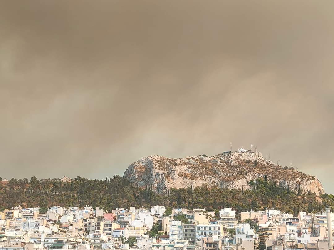 Σα να έχει πιάσει η #φωτιά εδώ.
Ο καπνός από τη μεγάλη πυρκαγιά στον Βαρνάβα έχει καλύψει το μεγαλύτερο μέρος του ουρανού στο κέντρο της Αθήνας (στη φωτογραφία φαίνεται ο Λυκαβηττός με φόντο τη στάχτη).