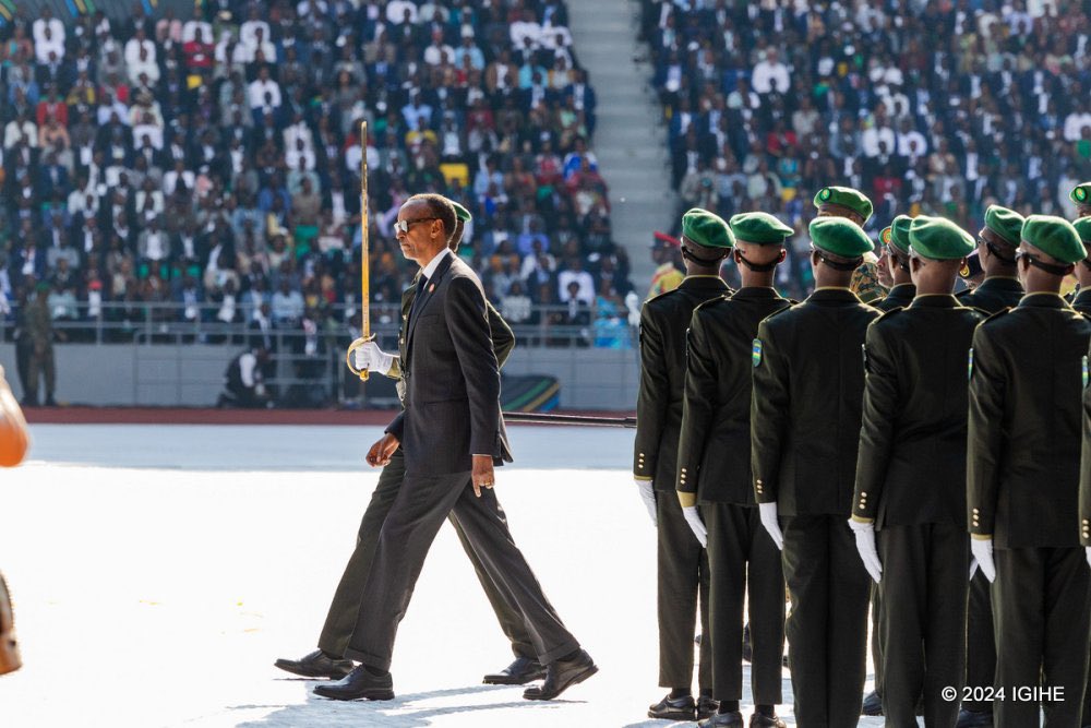 SamanthaTeta's tweet photo. “RDF twihaye intego, RDF ku rugamba ntidusubira inyuma n’umurage w’abatubanjirije, ubutwari mwagaragaje tuzabukurikiza.

Ababunga mu mashyamba, bafite umugambi wo gusenya u Rwanda bazarukurahe kandi dufite inshingano zo kururinda.” ✊🏾😎 https://t.co/6NHRHfDBEm
