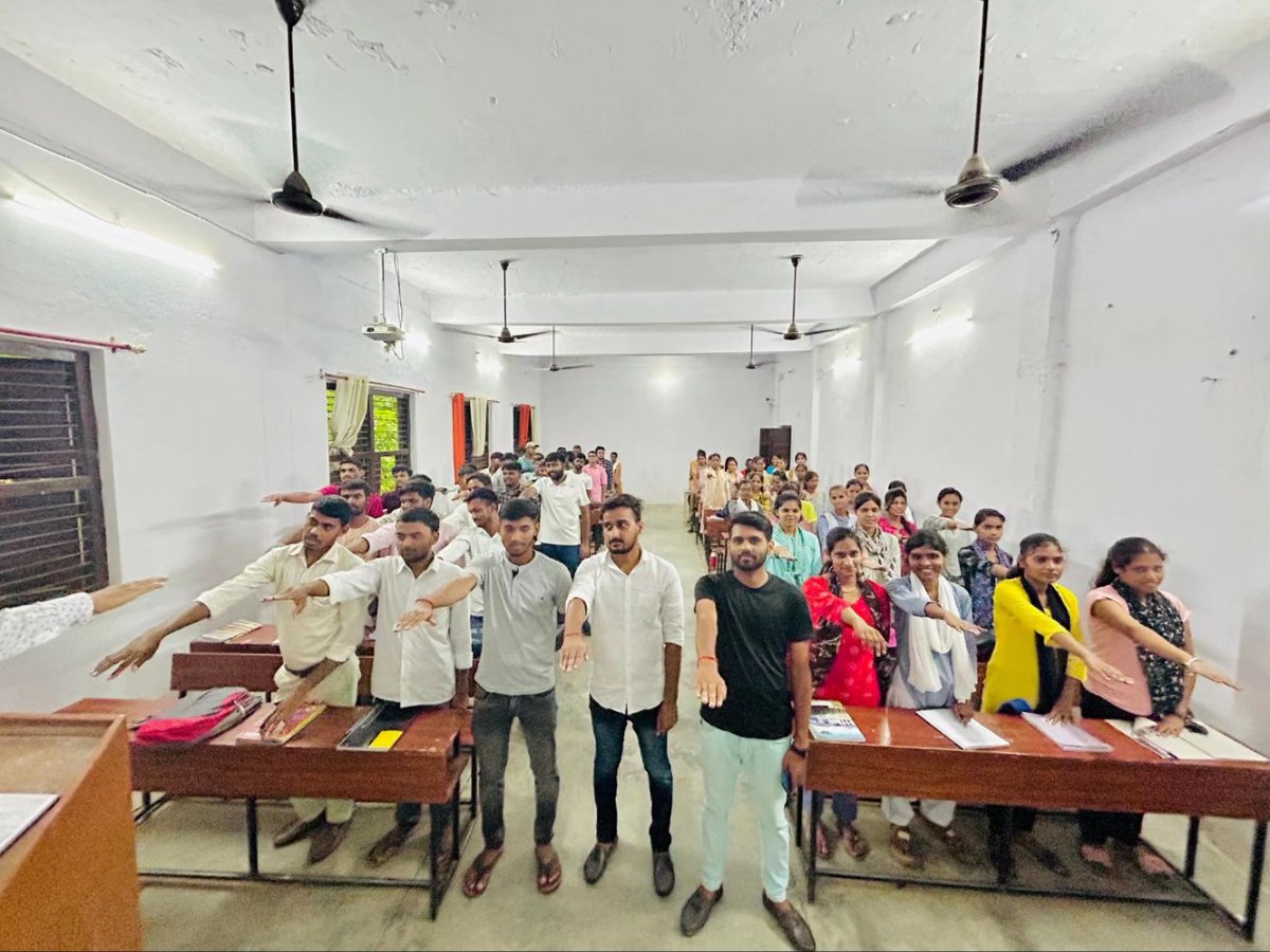 students4seva's tweet photo. सेवार्थ विद्यार्थी काशी प्रांत, कुशभवनपुर के कार्यकर्ताओं द्वारा प्रतियोगी छात्रों के बीच "नशा मुक्त युवा" विषय पर संगोष्ठी का आयोजन किया गया जहाँ विद्यार्थियों ने नशा मुक्त समाज बनाने की सपथ ली।
#StudentsForSeva #WeAreSFS #ServingSociety https://t.co/1f1cytjb6f