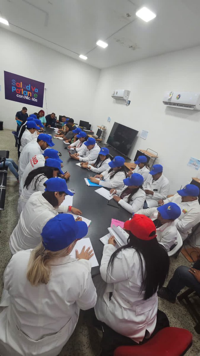 #11Ago | 🇻🇪 La <a href="/oasanfdo/">Ofic Adm Apure</a> presente en la reunión de trabajo del Estado Mayor de Salud de #Apure.
#PorUnSeguroMasSocial 
<a href="/Somosivss/">Instituto Venezolano de los Seguros Sociales</a>
<a href="/MagaGutierrezV/">Magaly Gutiérrez Viña</a>
<a href="/NicolasMaduro/">Nicolás Maduro</a>
<a href="/eduardopiate2/">eduardo piñate</a>
