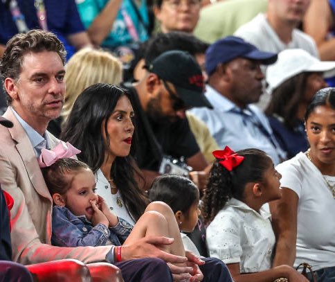 kobehighlight's tweet photo. Pau Gasol courtside with the Bryant family at the Women’s Gold Medal Game 🇺🇸 https://t.co/HsXq6JtPYk