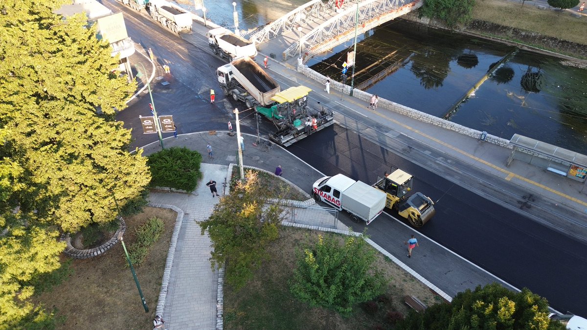 Završeni su radovi u ulici Safeta Hadžića, večeras se iscrtava horizontalna signalizacija, a ujutro će biti otvorena za saobraćaj.  Na drugoj strani grada, u njenom samom centru, asfaltira se saobraćajnica u ulici Obala Kulina bana, koja će za saobraćaj biti otvorena sutra.
