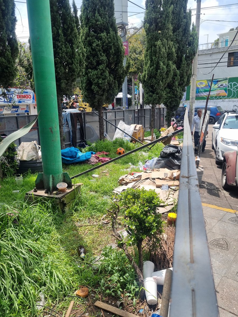 vickylarr's tweet photo. @_CuajimalpaCDMX Nos podrían ayudar a limpiar, en las jardineras del mercado Rosa Torres y detrás de la escuela de adultos mayores hay muchos residuos de basura. https://t.co/s7mSr2gTgw